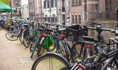 Amsterdam 'da kanal kenarında bir sürü bisiklet var.