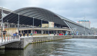 Amsterdam, Hollanda-22 Eylül 2023: Kanalda turistlerin sürdüğü bir kanal gezisi