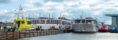 Amsterdam, Hollanda-Sep 22, 2023: feribot ve yolcu gemileri IJRO 5 'e yanaşıyor.