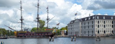 Büyük bir taklit gemisi olan Denizcilik Müzesi