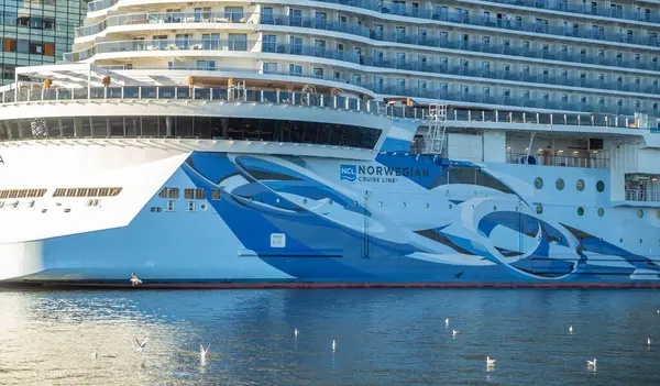 Amsterdam, Hollanda 05 Ekim 2024: Amsterdam Limanı 'ndaki Norveç gemi parkının ayrıntıları