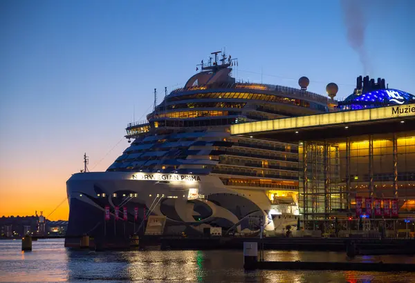 Amsterdam, Hollanda 05 Ekim 2024: Şafak vakti Port Amsterdam 'da Norveç Prima gemi parkı
