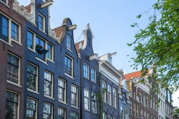 Amsterdam 'daki Kanal Evi' nin çatısında. Eski şehirde. Seyahat.