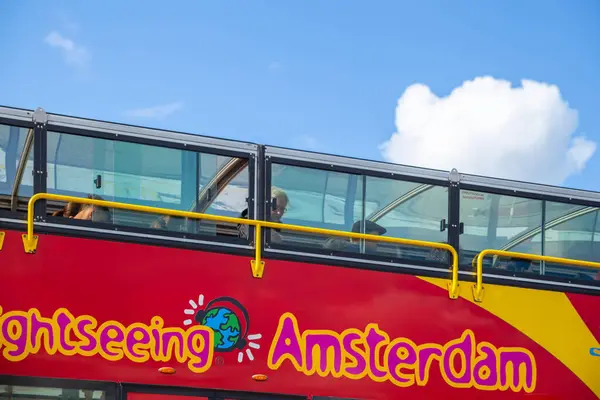 Amsterdam, Hollanda - 11 Haziran 2024: Şehir turu otobüsü ve turistler