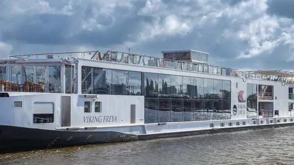 Amsterdam, Hollanda - 17 Haziran 2024: Viking Freya gemi gezisi limanında.