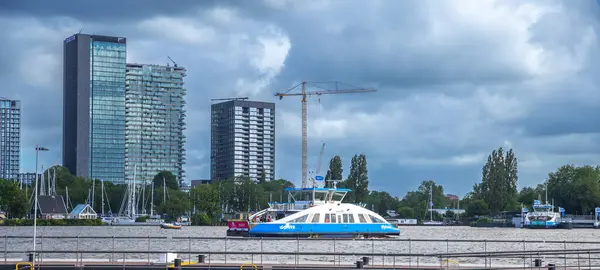 Amsterdam, Hollanda-17 Haziran 2024: IJ nehri üzerinde GVB gemisi