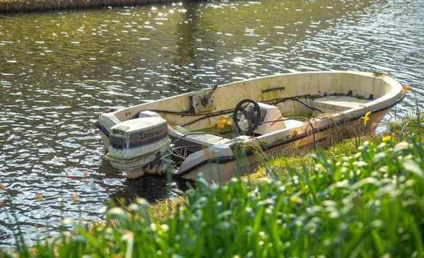 Amsterdam, Hollanda-22 Eylül 2023: Kanalda turistlerin sürdüğü bir kanal gezisi
