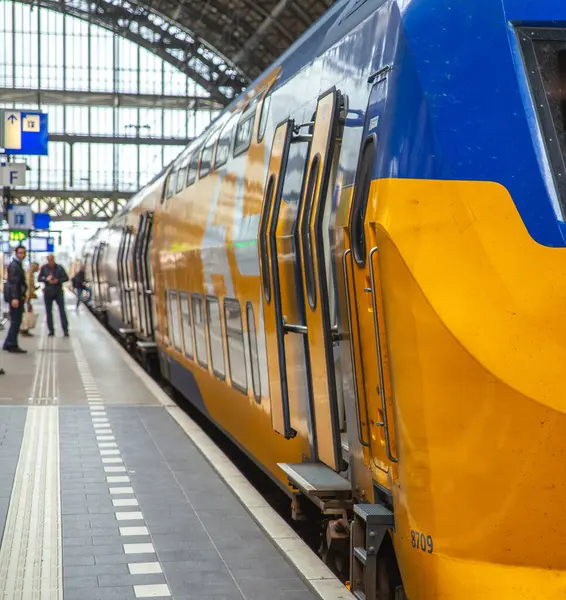 Platformda bir tren bekliyor, Amsterdam ulaşımı.