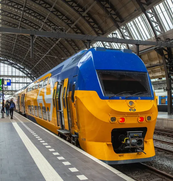 Amsterdam, Hollanda-Sep 22, 2023: Platformda bir NS treni bekliyor.