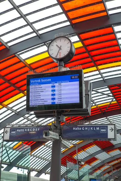 Amsterdam merkez istasyonundaki kalkış panoları.