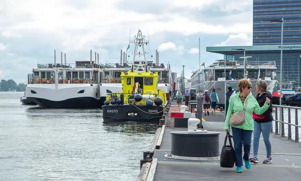 Amsterdam, Hollanda-Sep 22, 2023: IJRO 5 'te gemiden inen turistler