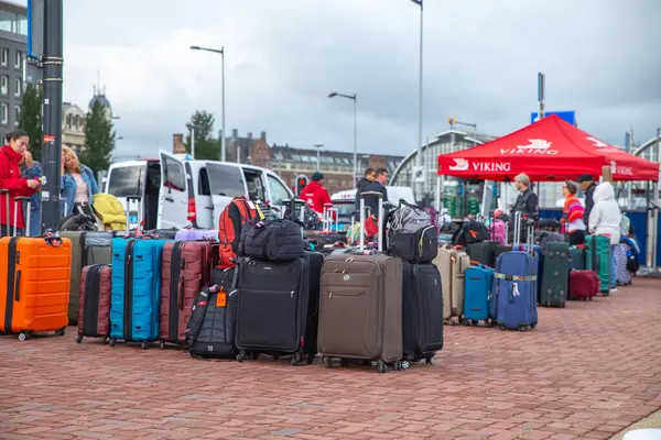 Amsterdam, Hollanda-22 Eylül 2023: Bir dizi turist seyahat etmeyi bekliyor, Viking gezisi