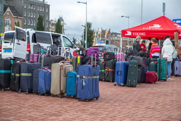 Amsterdam, Hollanda-22 Eylül 2023: Bir dizi turist seyahat etmeyi bekliyor, Viking gezisi