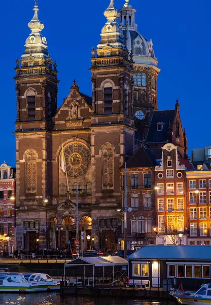 Hollanda, Amsterdam 'da gece vakti kanal gezisi yapan Aziz Niklas Bazilikası