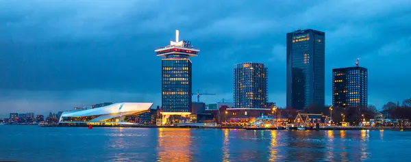 Amsterdam noord şehri gün batımında IJ nehrinde yansıması ile gökdelen, metropolitan, gökdelen, Göz Film Müzesi
