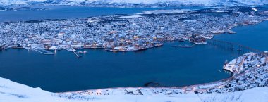 Trom 'un mavi saatindeki panoramik hava manzarası. Kar dağı ve pembe gökyüzü, Utsiktspunkt, Norveç.