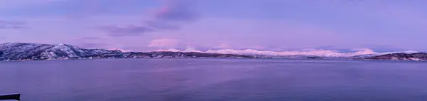Kar dağının panoramik manzarası ve kutup gecesinde pembe renkli engin deniz, Brstad, Norveç