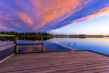 Finlandiya, Sotkamo 'dan yaz gecesi gün batımı manzarası.