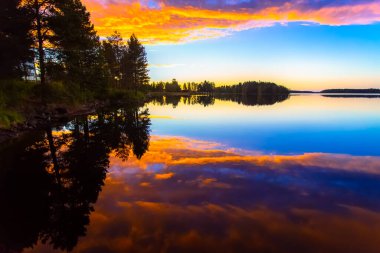 Finlandiya, Sotkamo 'dan yaz gecesi gün batımı manzarası.