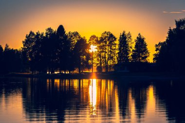 Finlandiya, Sotkamo 'dan yaz gecesi gün batımı manzarası.