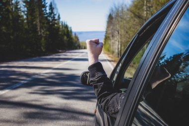 Araba camından çıkan yol öfkesi orta parmak