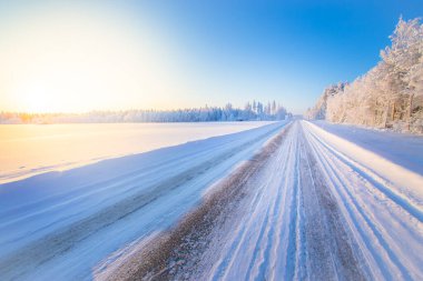 Finlandiya 'dan soğuk kış karlı gün batımı manzarası