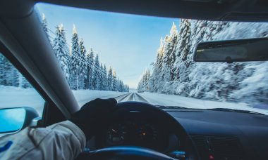 Finlandiya 'dan soğuk kış karlı gün batımı manzarası