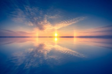 Finlandiya 'dan sonbahar göl manzarası.