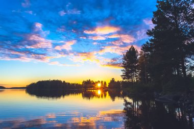 Finlandiya, Sotkamo 'dan yaz gecesi gün batımı manzarası.