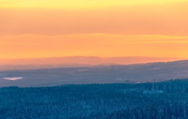 Soğuk kış günbatımı manzarası. Fotoğraf: Sotkamo, Finlandiya. Arkaplan Yoğun kar manzarası.
