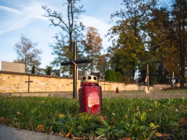 Mezarlar Sonbaharda Azizler Günü 'nde Mumlarla süslenir