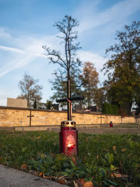 Mezarlar Sonbaharda Azizler Günü 'nde Mumlarla süslenir