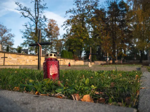 Mezarlar Sonbaharda Azizler Günü 'nde Mumlarla süslenir