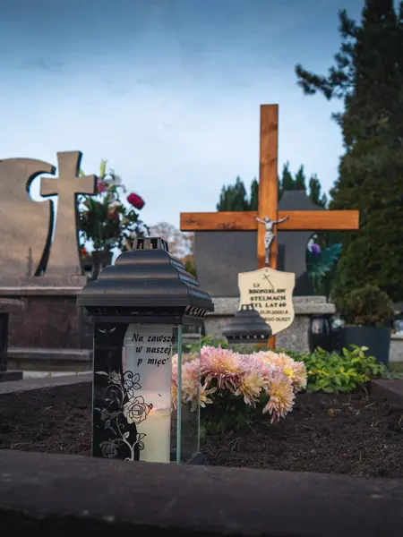 Mezarlar Sonbaharda Azizler Günü 'nde Mumlarla süslenir