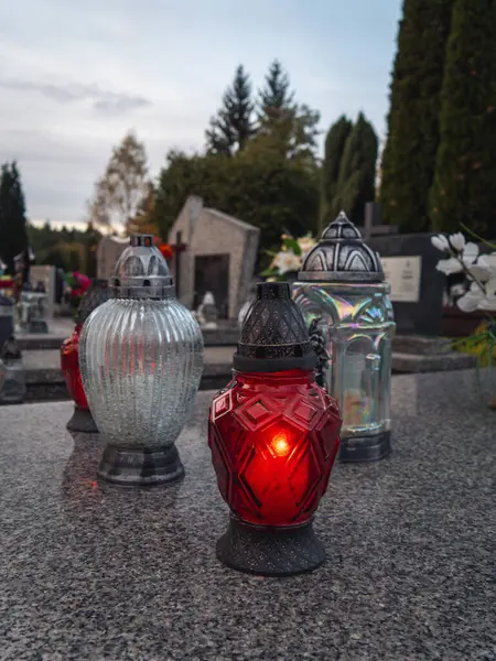 Mezarlar Sonbaharda Azizler Günü 'nde Mumlarla süslenir