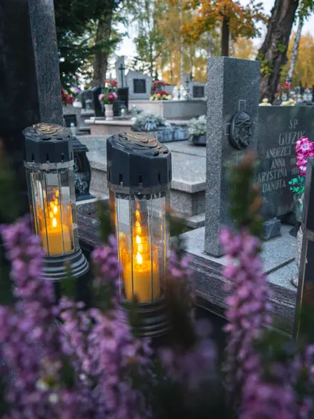 Mezarlar Sonbaharda Azizler Günü 'nde Mumlarla süslenir