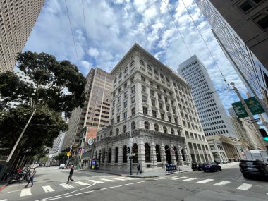 Çağdaş bir şehir merkezinde yüksek binalarla çevrili hareketli bir sokak köşesinin geniş açılı görüntüsü.. 