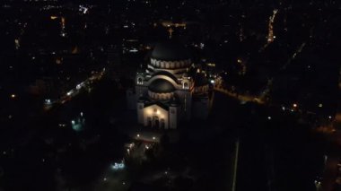 Sırbistan 'ın Belgrad kentindeki Saint Sava Katedrali' nin nefes kesici gece manzarası, karanlık gökyüzüne karşı aydınlandı. 