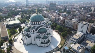 Sırbistan 'ın Belgrad kentindeki en büyük Ortodoks kilisesi olan Saint Sava Katedrali' nin kuş bakışı manzarası. Yüksek kaliteli FullHD görüntüler