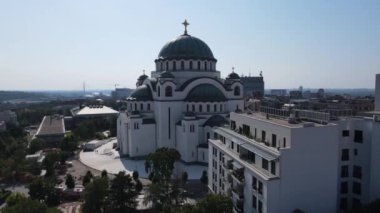 Videoda, dünyanın en büyük Ortodoks kiliselerinden biri olan muhteşem Aziz Sava Katedrali Belgrad, Sırbistan 'da yer alıyor..
