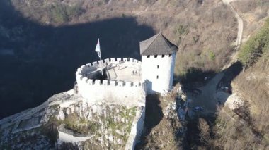 Sırbistan dağlarında bir yerdeki bir tepenin üstünde küçük eski bir kale. Drone görünümü.