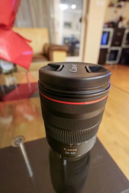 New York, ABD - 11 Şubat 2025: Canon RF Lens 24 ile 105mm f4 L USM. Yakın çekim görüntüsü.