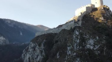 Bir dağ geçidinde uçmak, eski harabeleri ve eski savunma kalelerinin izlerini yakalamak. Balkanlar.