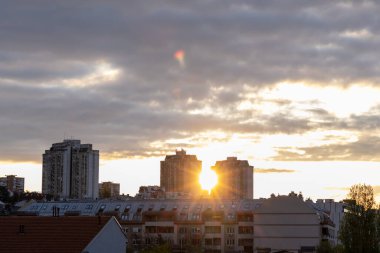 Nefes kesen şehir günbatımı, gökyüzünü turuncu, pembe ve mor renklere boyar. Güneş şehrin ufuk çizgisinin altına batarken..