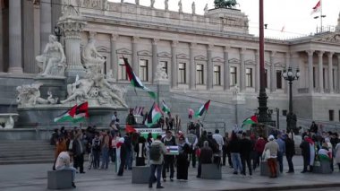Viyana, Avusturya - 21 Nisan 2025: Viyana şehir merkezinde Filistin yanlısı bir miting, dayanışma içinde tutkulu bir kalabalığın enerjisini yakalıyor. Protestocular Filistin bayrakları sallıyor ve el yapımı pankartlar taşıyorlar.