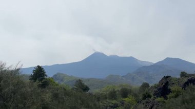 Etna Dağı 'nın nefes kesen dumanı Avrupa' nın en aktif yanardağının ham gücünü yakalıyor.