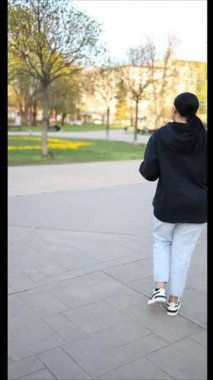 Çekici bir Latin kadın Avrupa parkında geziniyor, zahmetsiz zarafet ve neşe saçıyor. Kameradan uzaklaşıp ağaçlık bir patika boyunca yürüyor.. 