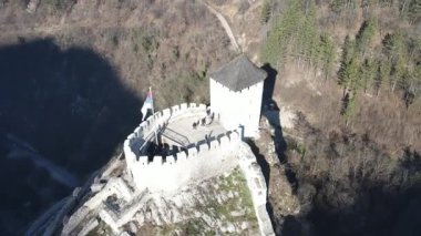 Antik kale duvarlarının terasotta çatıları ve dolambaçlı caddelerin üstündeki yüksek bir tepeye taçlandırdığı, dramatik bir kentin üzerinde süzülen nefes kesici bir drone videosu.. 