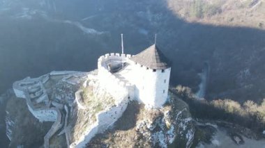 Küçük bir ortaçağ şatosunun etrafında büyüleyici bir dron uçuşu görkemli bir dağ zirvesine tünedi. Bu sinematik hava gösterisi kalenin antik taş işçiliğini ve egemen görüşlerini gözler önüne seriyor..