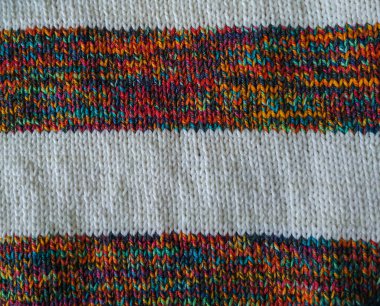 Beyaz ve renkli çizgili örgü örülmüş pamuklu süveter deseni